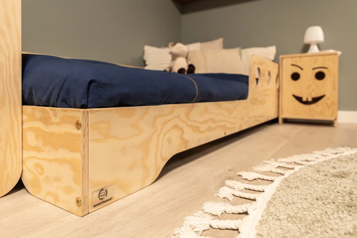 Łóżko pojedyncze dla dzieci z barierką i stelażem TILA 6C Montessori Drewniane